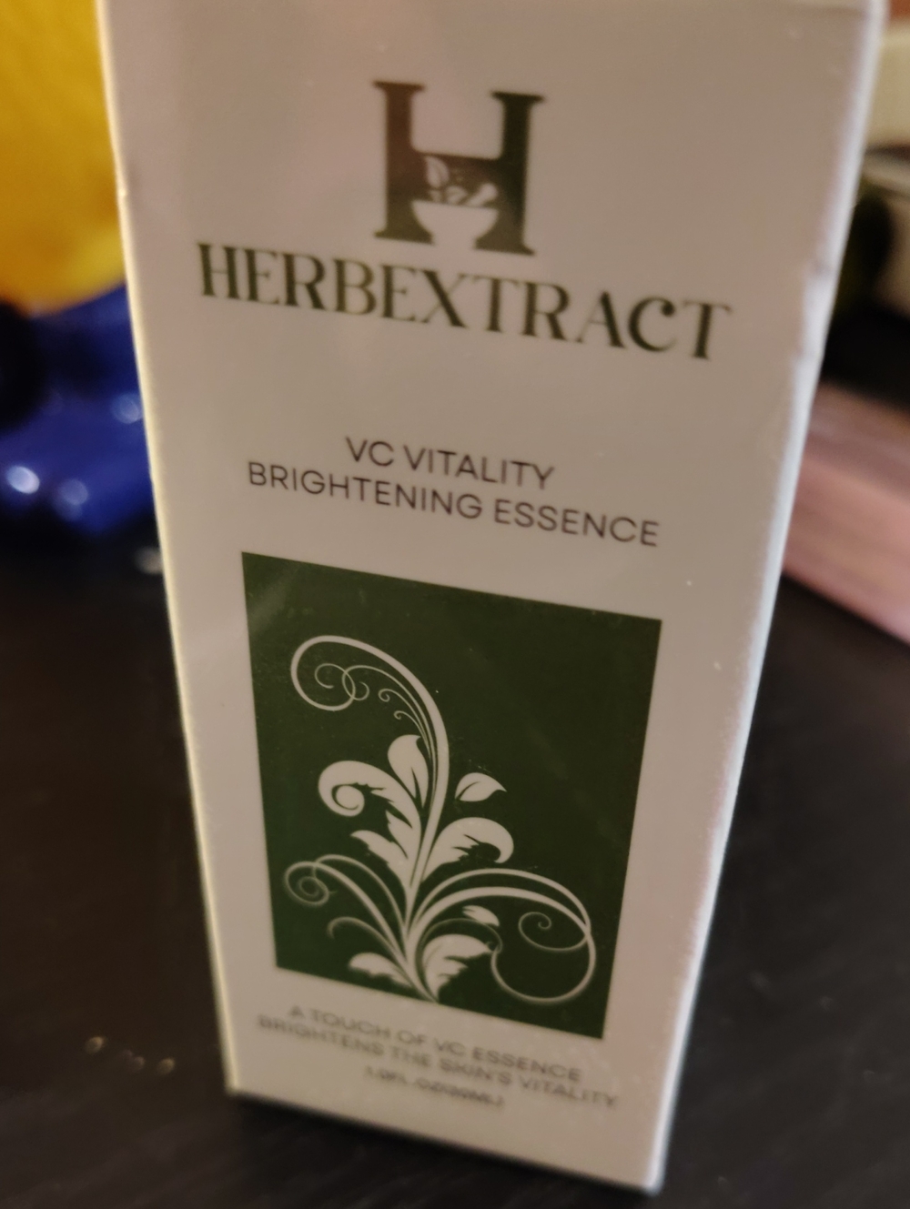VC Vitality Brightening Essence - White & Dark Green